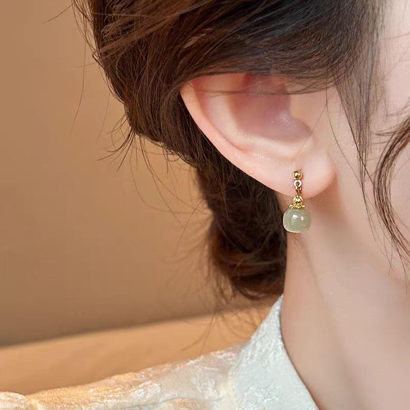 Natural Hetian jade tassel earrings with clear water old-style beads, apple beads, alloy copper accessories, available at a discounted price