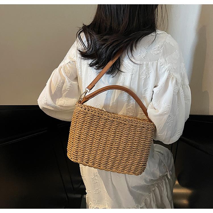 

Fashion versatile high-end sense woven portable 2025 new trend beach vacation wind out messenger small square bag хаки