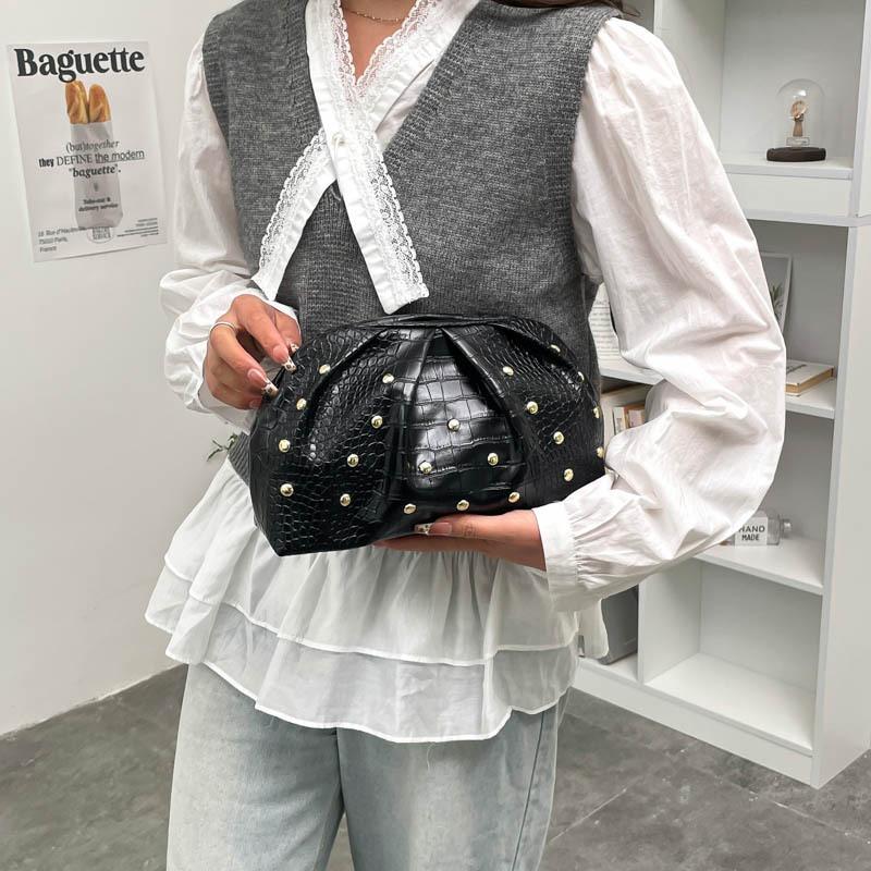 Retro pleated rivet change bag women's new early spring fashion cloud bag trendy commuter clutch bag