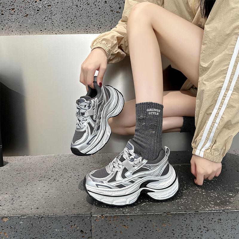 

Женские кожаные кроссовки на толстой подошве с внутренней платформой, увеличивающей рост, новая осенняя коллекция 2025, ретро, универсальные, легкие, на мягкой подошве, для повседневной носки и бега 40