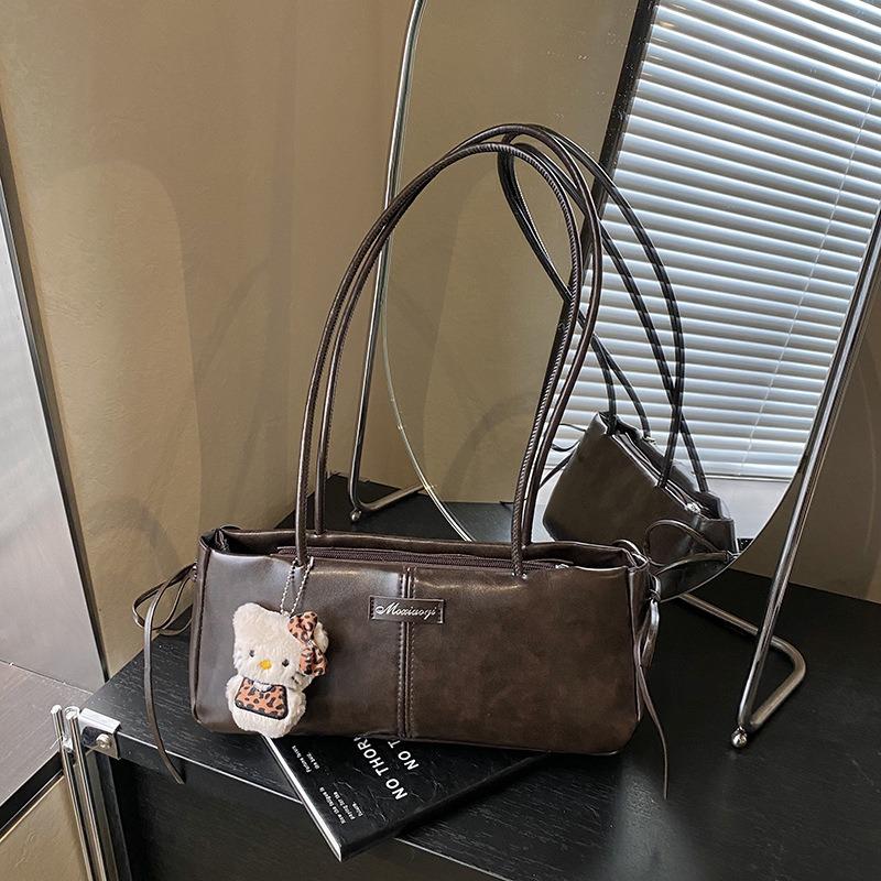 Commuter retro largecapacity tote bag, highend new women's shoulder bag, niche fashion underarm bag