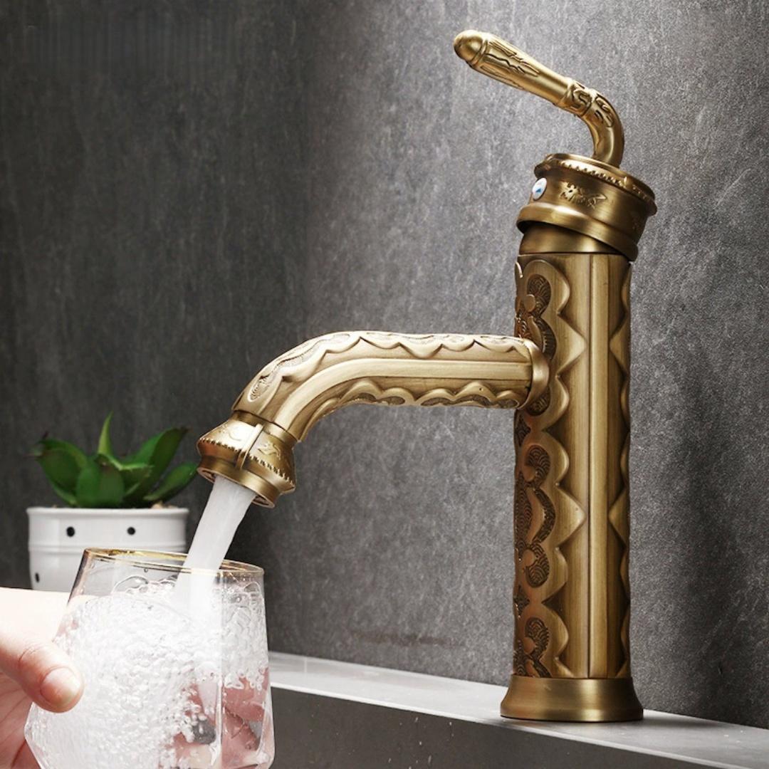 Antique Carved Basin Faucet Brass Rotating Bathroom Faucet Hot Cold Brass Sink Faucet Deck Mounted Lavotory Faucet Water Tap