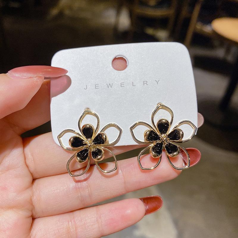 Retro Black Xiaoxiangfeng Stud Earrings Women's Fashion Elegance Temperament High-end Earrings Bow Love Versatile Earrings