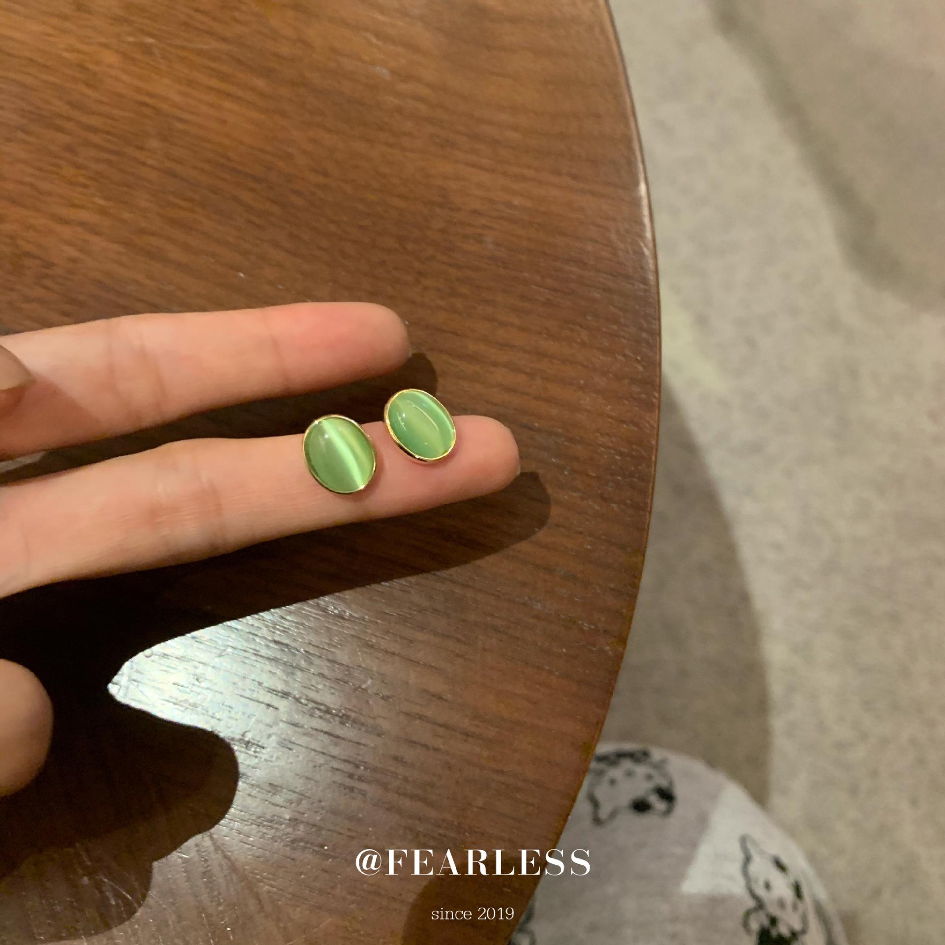 

Трендовые многоцветные полупрозрачные овальные серьги-гвоздики «Кошачий глаз» 2024 - Классические и универсальные для женщин