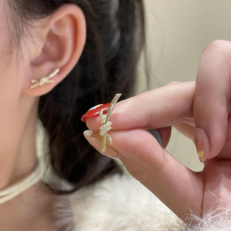 Knot Winding Stud Earrings Women's Simple Light Luxury Temperament Earrings Personality Niche Micro Zircon Earrings