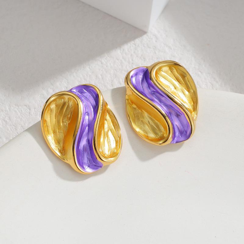 Ins Stainless Steel Irregular Pleated Contrast Color Stud Earrings for Women - Niche Design, Simple Commuting Accessory for Autumn and Winter.