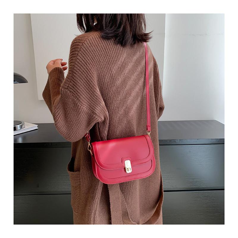 Bolsa de Ombro Quadrada Feminina em Couro Sintético 2026 Estilo Retrô Bolsa de Axila Transversal Textura Macia Fechamento com Fivela