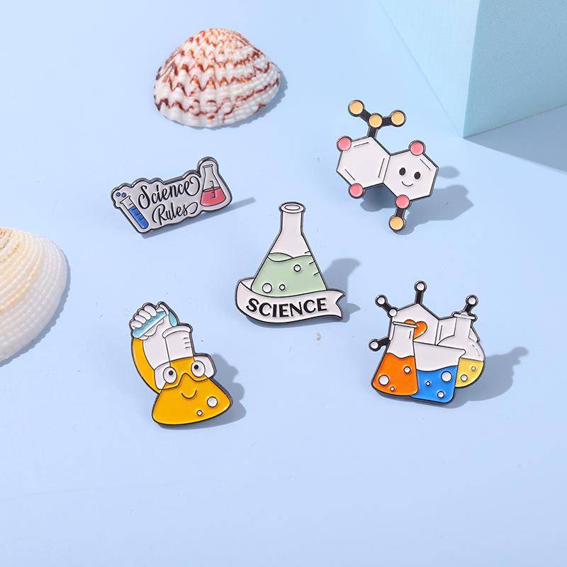 Experimental Tools Brooch: Metal Flask & Beaker Lapel Pin - Unique Badge Ornament for Bags