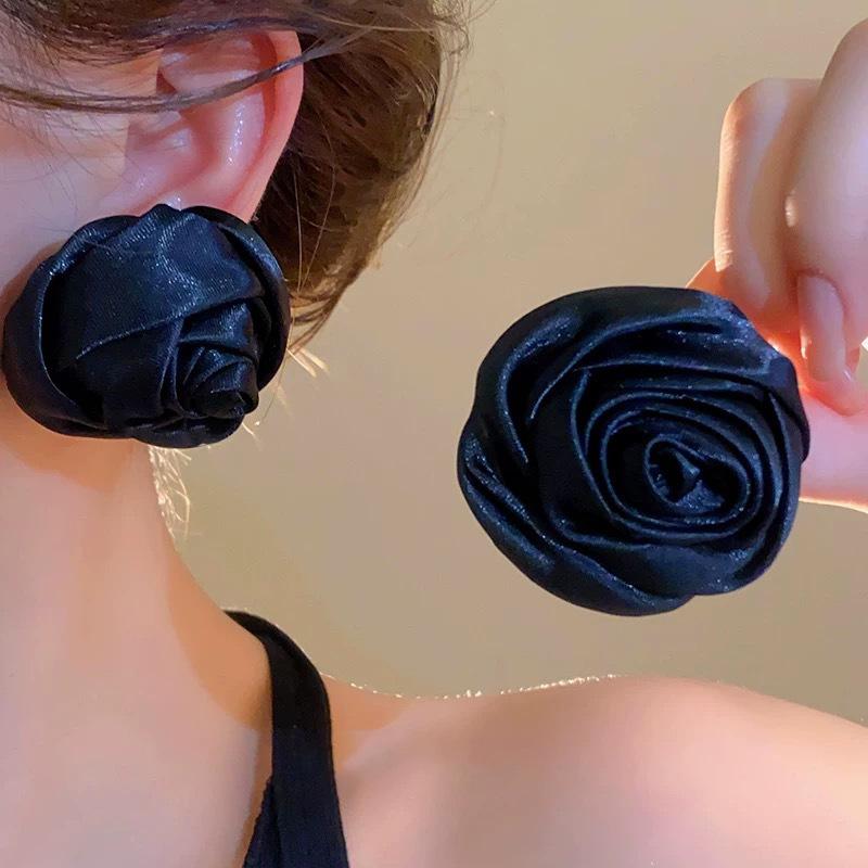 Niche design temperament retro French Hong Kong style earrings, exaggerated personality satin three-dimensional rose flower stud earrings ears