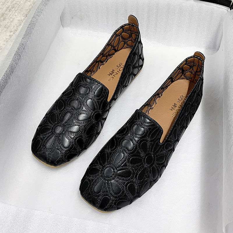 

Square head single shoes 2025 new Xiaoxiangfeng embroidery hollow summer women s shoes flat-soled Doudou shoes women s shallow mouth mother shoes 35