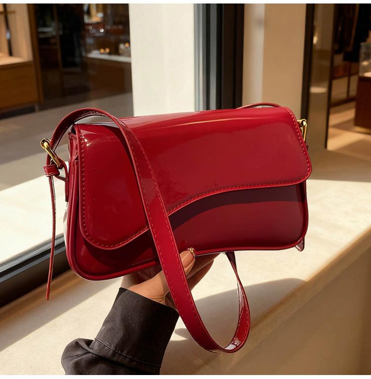 2025 new autumn and winter fashion versatile shoulder armpit bag high sense foreign style simple commuter women's messenger bag