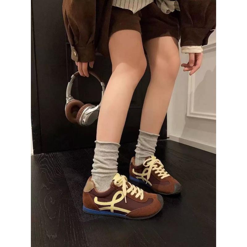 

Sneakers women s spring new versatile flat-soled women s shoes are now popular casual shoes 40 кавовий