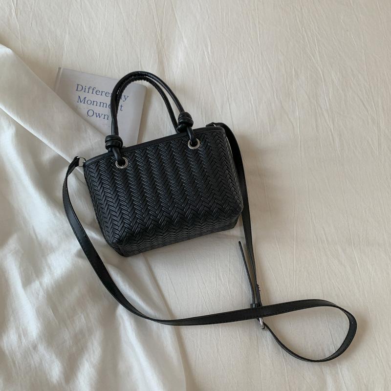 

Korean niche high sense fashion bucket bag new Internet celebrity woven commuter messenger bag retro portable shoulder bag