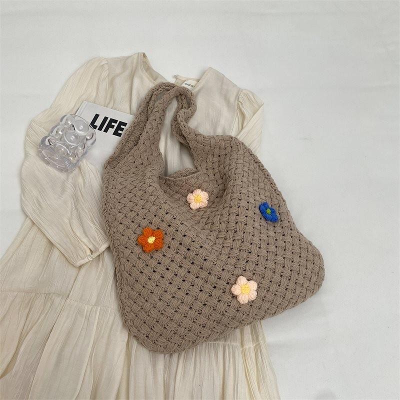 Fashionable Woven Tote Bag For Women In Large Size Ideal For Daily Use And Versatile