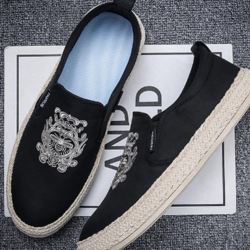 Fashion New Men Casual Loafers Classic Comfort Embroidered Tiger Shoes Letter Printing Slip On Footwear Male Soft Sole Sole Shoes