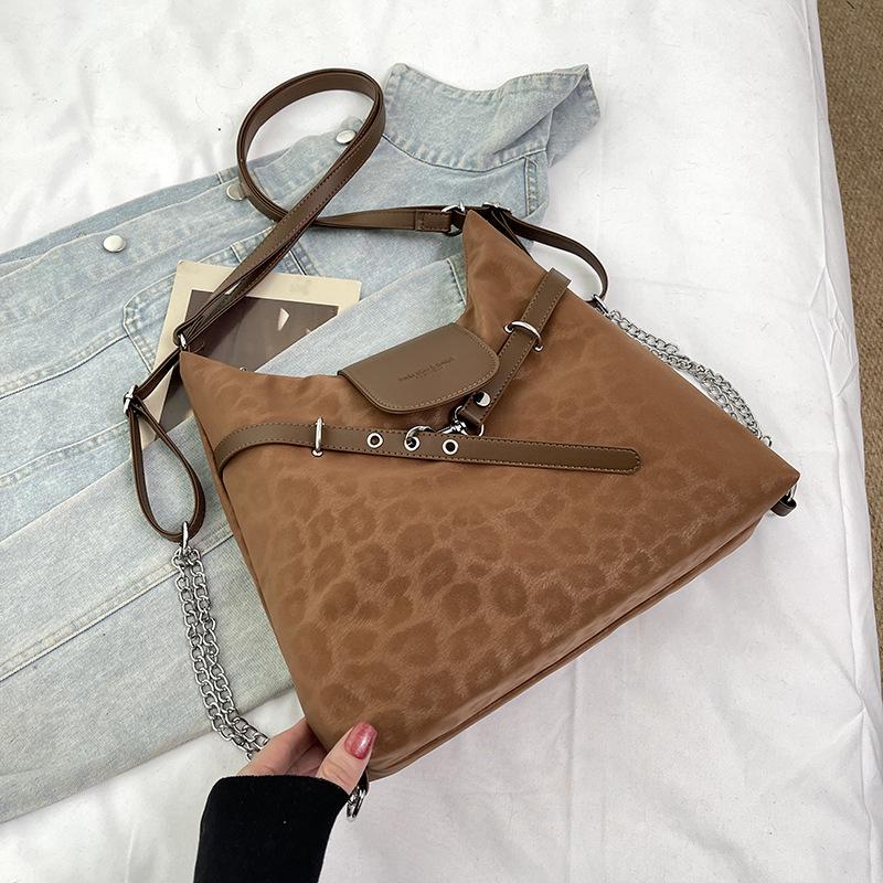 Retro large-capacity commuter underarm bag women's 2025 new autumn backpack fashionable high-value tote bag