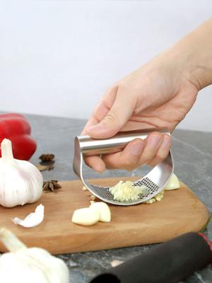 Garlic Crusher Stainless Steel Band Garlic Crusher MINI Handheld Garlic Crusher Kitchen Tools