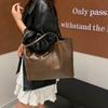 Large-capacity retro bag women's autumn and winter versatile new casual shoulder child and mother bag commuter tote bag