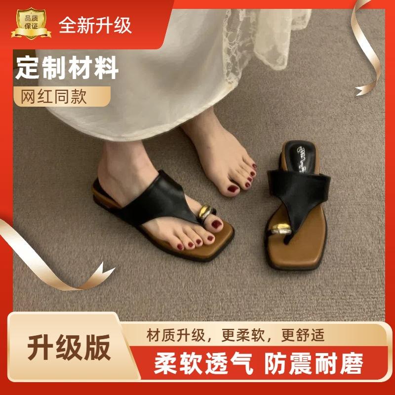 French retro metal buckle cover toe sandals women's 2025 new niche thick-soled one-pedal beach shoes summer wear