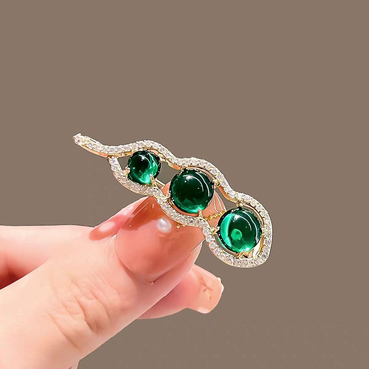

Fashion little pea brooch female cute Japanese anti-light buckle niche pin exquisite corsage cardigan sweater accessories