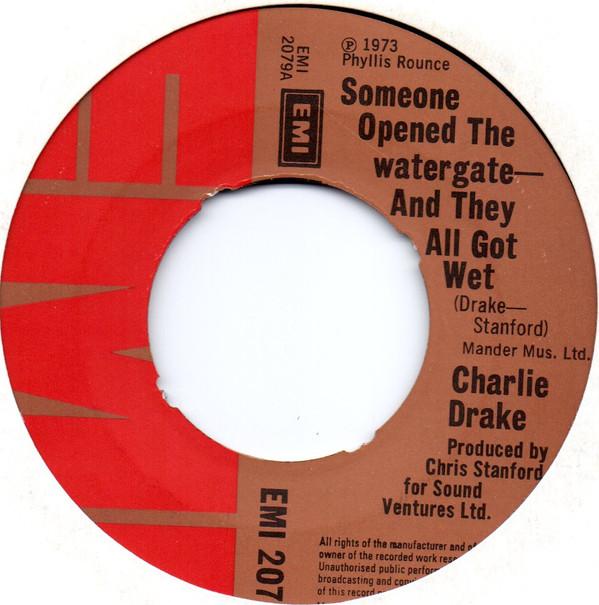 

7-дюймовая пластинка CHARLIE DRAKE Someone Opened The Watergate И EMI2079 EMI 1973 Великобритания Поп Б/у