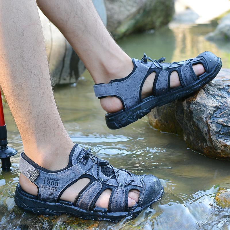 Men's bag head sandals are comfortable and soft soles are hollowed out and breathable, no glue and no degumming, adolescent beach sandals for men