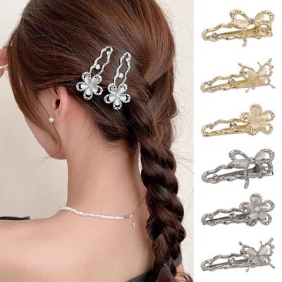 Haarspange in verschiedenen Stilen mit Blumen, Schleifen, Schmetterlingen und Imitationsopal-Dekor. Haarspange für Ponyfrisuren.
