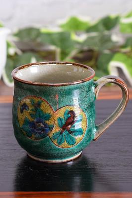 Waza no Kura Stilvolle Tasse aus Kutani Ware, grünes rundes Wappen, Luxus-Markengeschirr, hergestellt in Japan, Geburtstagsgeschenk