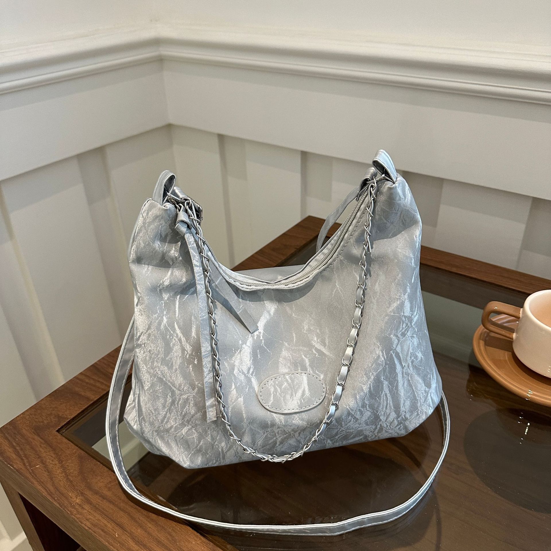 

Модная и популярная плиссированная подвеска в иностранном стиле, летняя модель 2025, новая повседневная дорожная сумка-мессенджер через плечо большой вместимости для женщин