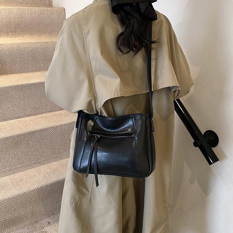 2025 autumn and winter new fashion trend large capacity women shoulder bag tote bag exquisite retro