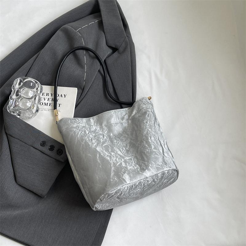 Мягкая кожаная сумка через плечо — фото 14