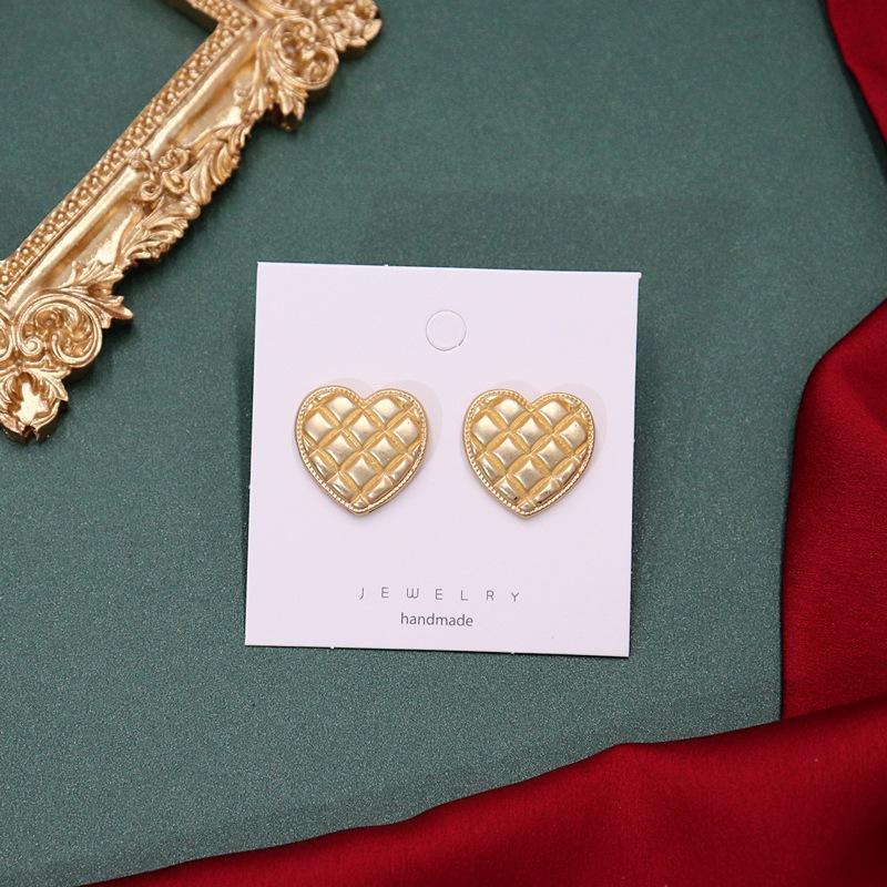 Vintage Geometric Peach Heart Stud Earrings Baroque Pearl Women's Personality French Simple Temperament Earrings Hong Kong Style Earrings