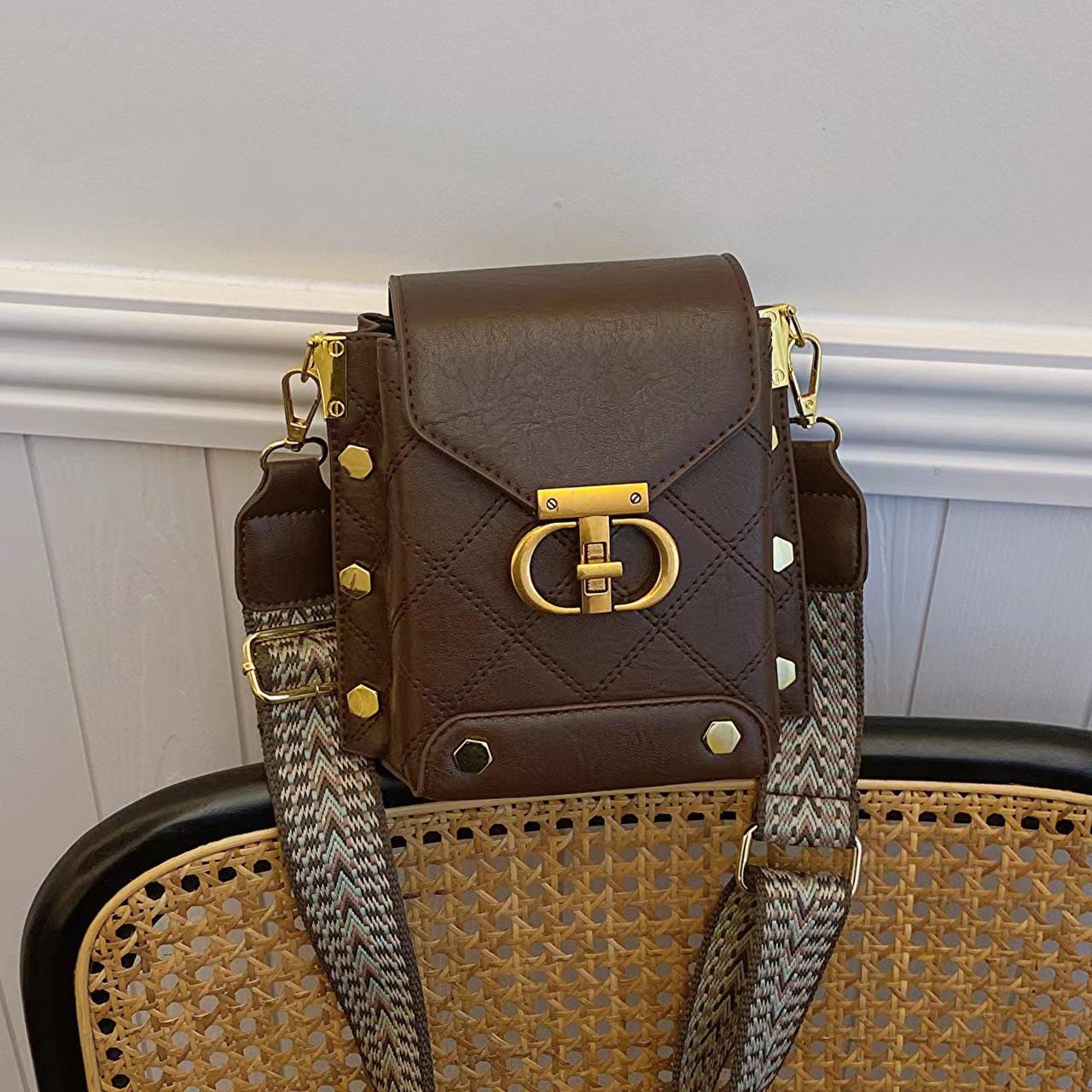 

Легкая роскошная модная маленькая сумка женская Tide High-End Texture Niche Messenger Bag коричневый