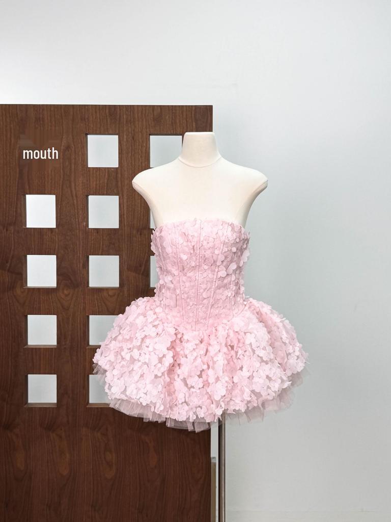 Elegant 25-Year Vietnam Niche Strapless Dress with 3D Flower Waist-Cinch and Puffy Skirt