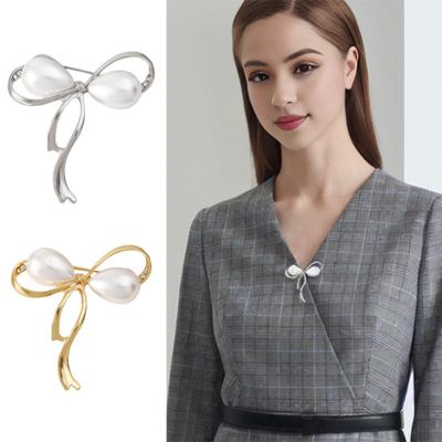 Damen Brosche Kunstperle Hohlschleife Dekor Edelstahl Exquisite Vintage Anti-Rutsch Verschleiß-beständig Mantel Kragen Hut
