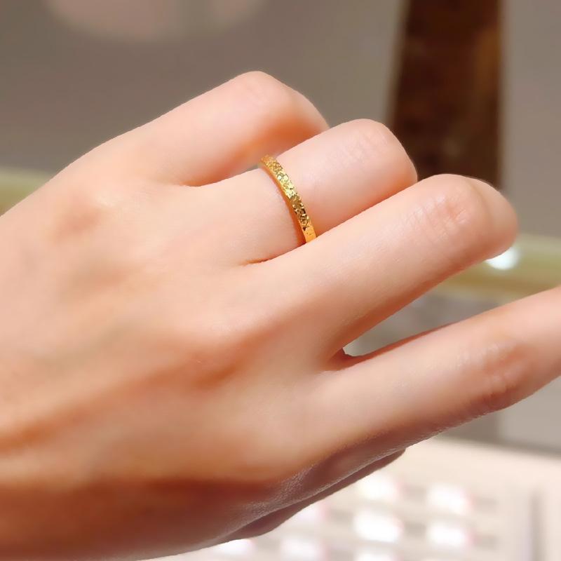 Simple crushed ice titanium steel ring - fade-resistant 8k gold water ripple hand-hammered texture