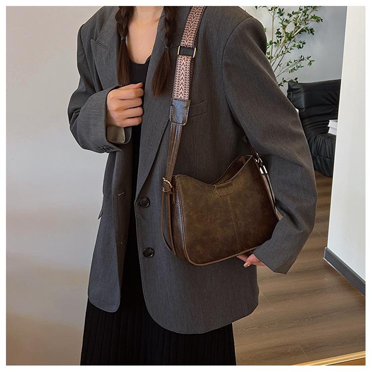 High-End Korean Retro Bucket Bag with Wide Strap - Versatile Crossbody for Autumn/Spring 2024