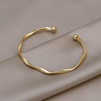 Twisted Minimalist High-End Fashion Bracelet - Trendy Niche Design for Women