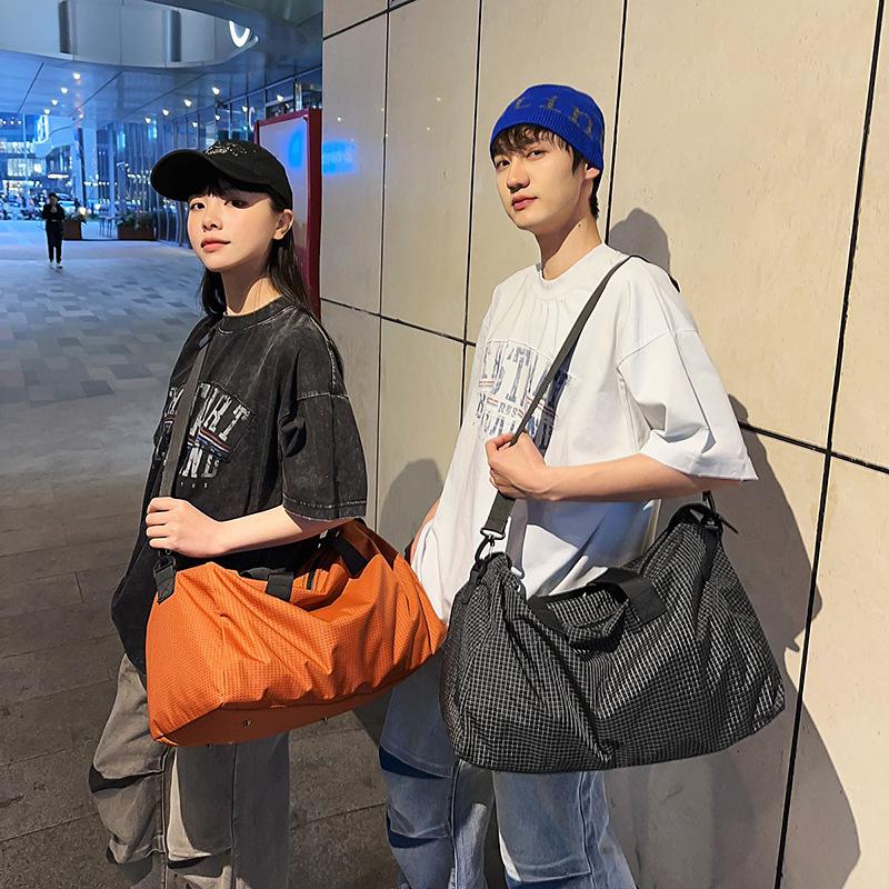Simple plaid fitness bag New trendy, lightweight and fashionable shoulder commuter travel bag Korean version portable boarding duffel bag