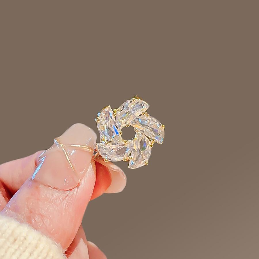 2024 Women's High-Grade Anti-Exposure Brooch: Stylish, Niche Design Clothes Pin.