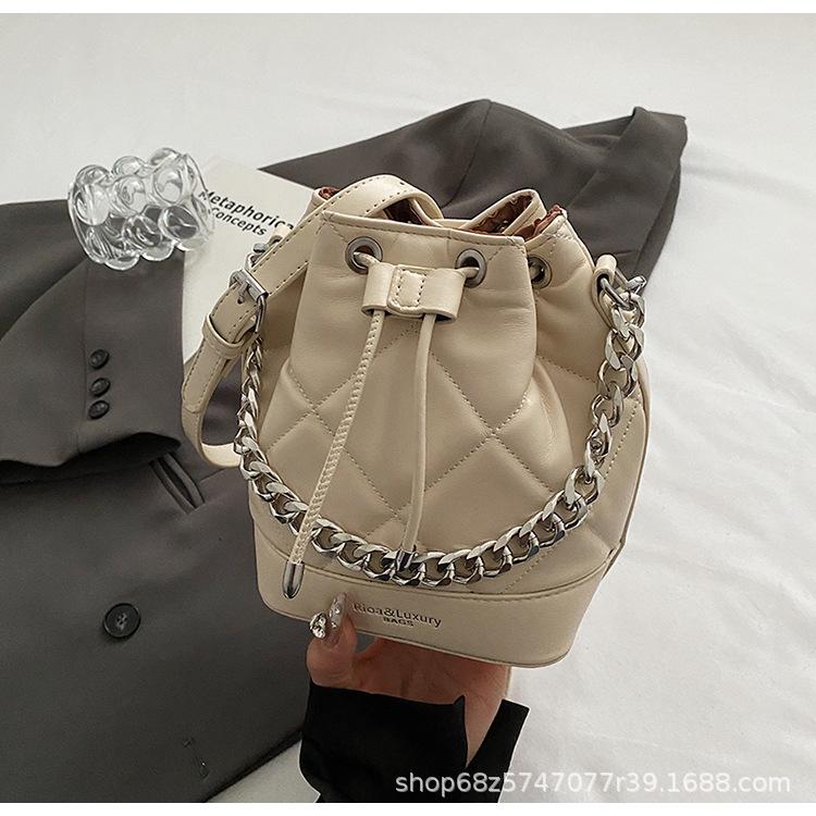 

Simple small fragrance style drawstring saliva bucket bag women s 2025 spring and summer new fashion rhombus chain one-shoulder crossbody bag commutin бежевий