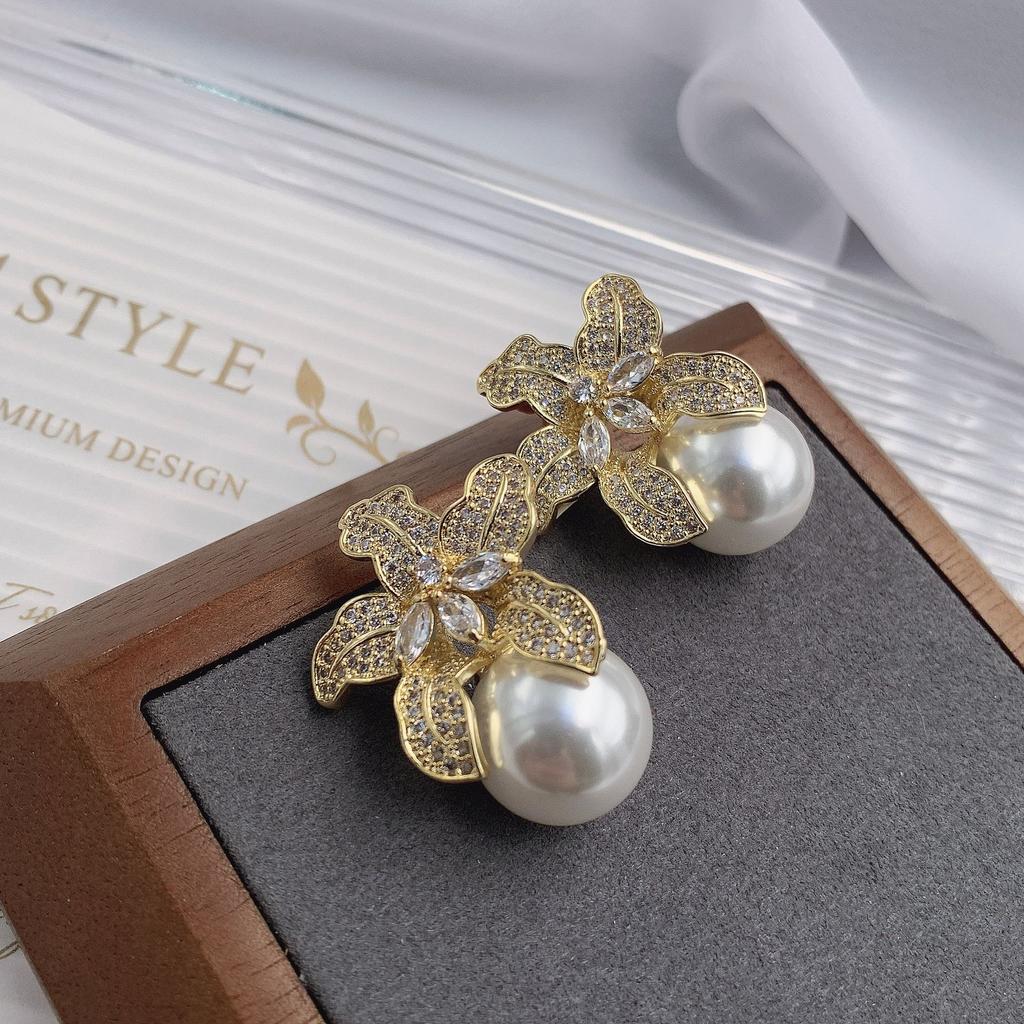 Temperament Flower Imitation Pearl Stud Earrings Women Luxury Inlaid Sparkling CZ Stone Fashion Wedding Bride Jewelry Wholesale