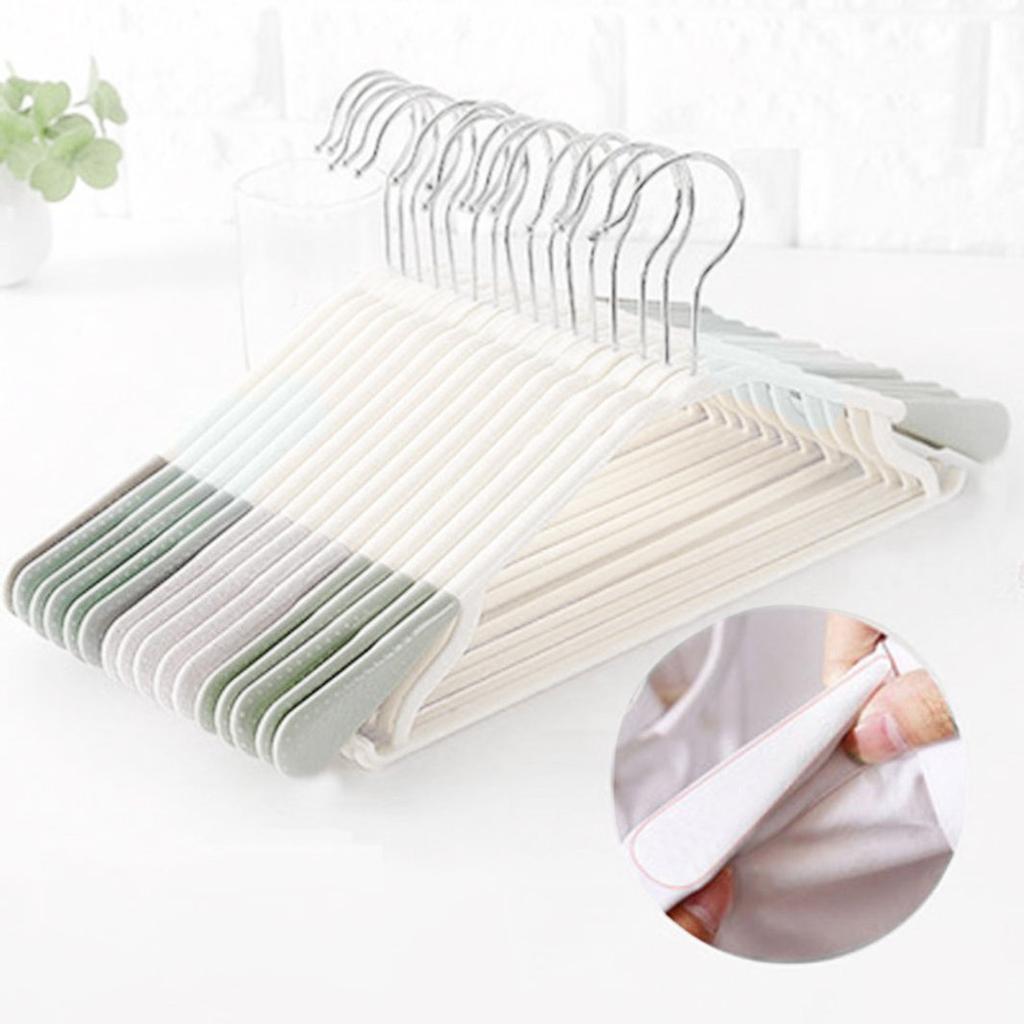 25 Stück Samt Kleiderbügel Weiß Mit Gold Haken - Anti-Rutsch Von StickandShine