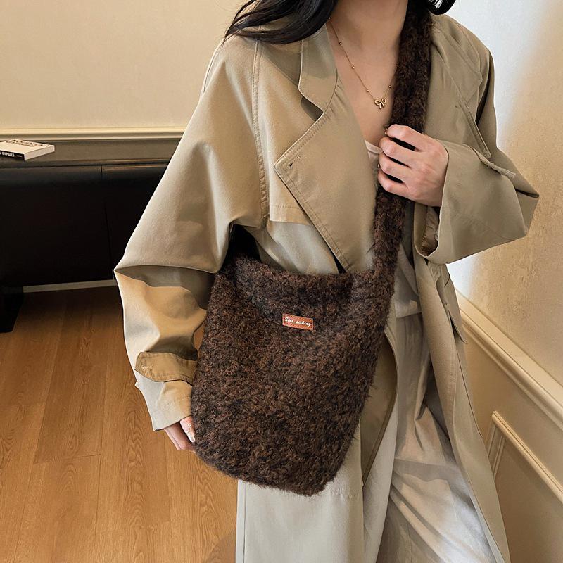 2025 Retro-Style Plush Bucket Bag: Women's Large Capacity Autumn/Winter Soft Furry Commuter Crossbody Bag