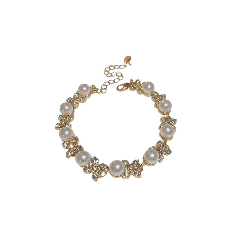 Zircon Flower Geometric Pearl Necklace: Elegant Light Luxury Collarbone Chain for Women