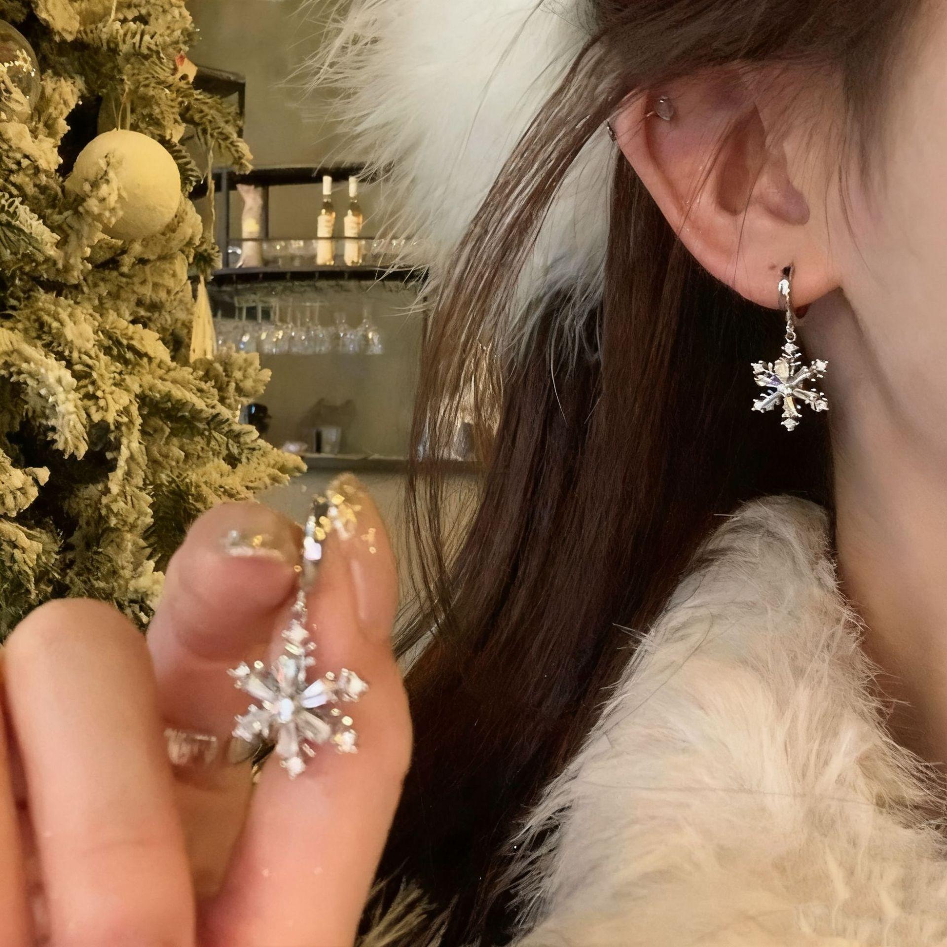 Rotatable explosive exquisite snowflake fringed earrings, high-end temperament, autumn and winter fashion earrings,women s stud earrings, ear buckles.
