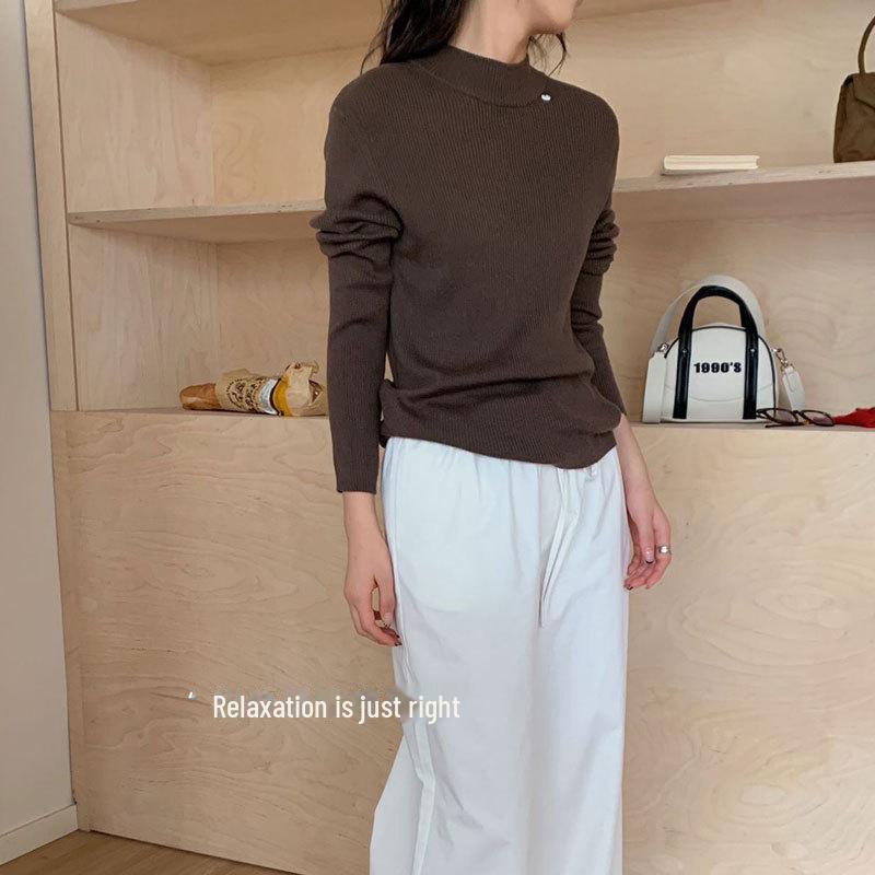 

Осенний театр: Корейский свитер Shell Button Mid Neck, приталенный топ Sun-tanned brown