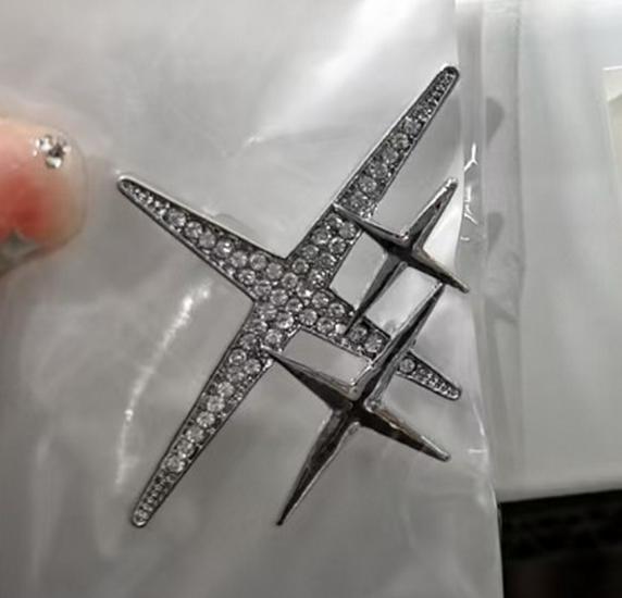

Unisex Korean Star Brooch Lapel Pin - Fashionable Cardigan Accessory