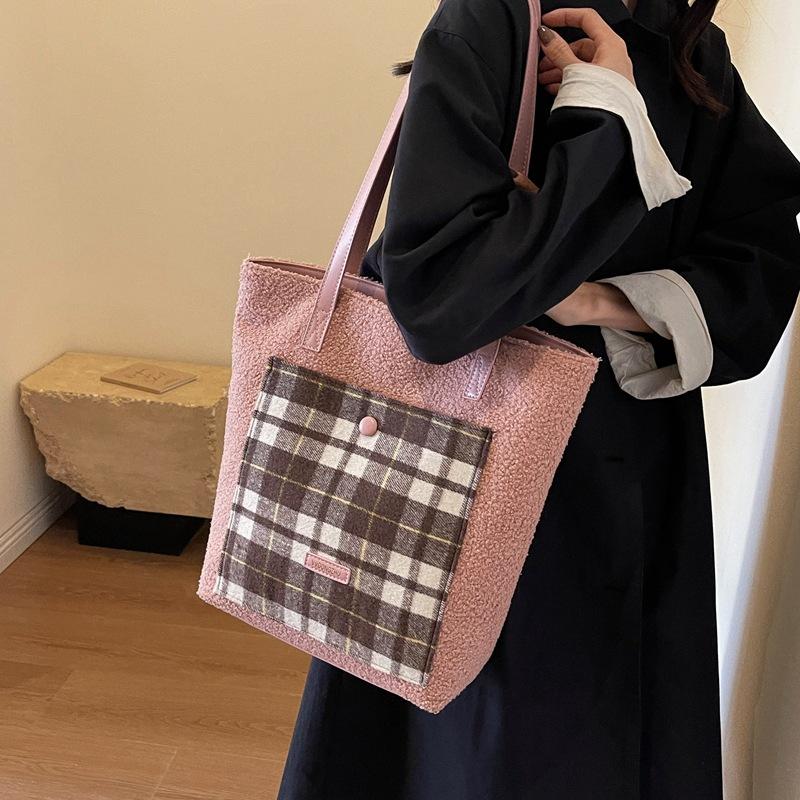 Temperament niche popular contrasting color plaid bag 2025 winter commuting lamb wool fashion versatile shoulder handbag
