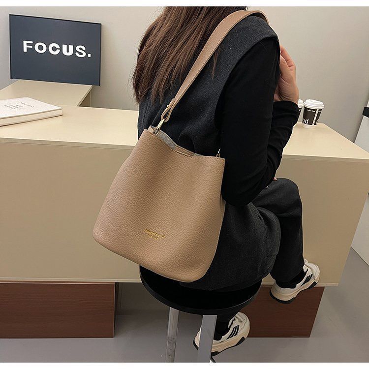 Premium French retro soft leather bucket bag women's trend simple underarm bag commuter messenger bag wholesale